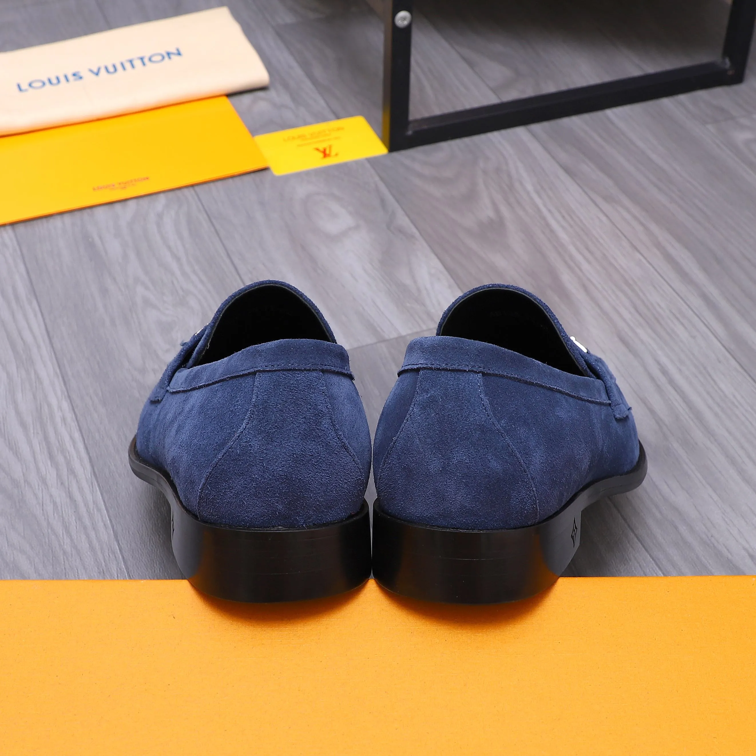 Men's shoes 💰660 Product trademark: LV [Louis Vuitton] business casual slip-on leather shoes, regular size. Size: 39-44 (38.45 custom-made, non-refundable) Product materials: Selected frosted cowhide upper, cowhide lining, original outsole